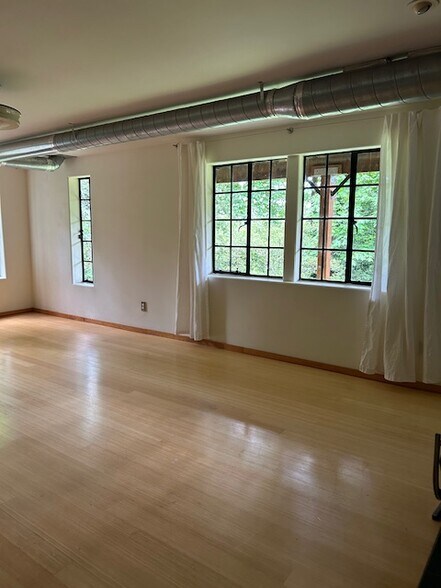 Building Photo - 2230 NW Aspen Ave