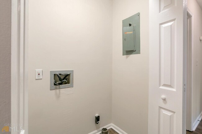 Building Photo - 58 Fair Oaks Dr SE