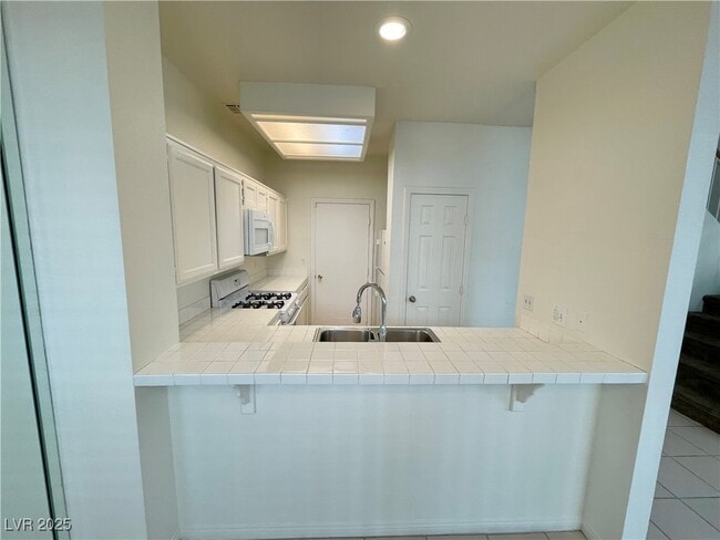 Building Photo - 3241 Symphony Dr