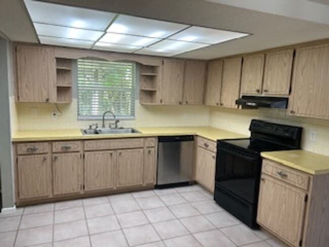 Building Photo - AVAILABLE NOW!!  Well maintained 2/2 in a ...