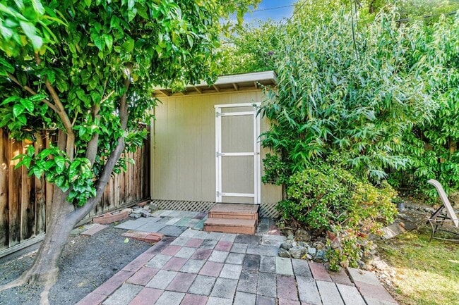 Building Photo - 2136 Ventura Pl