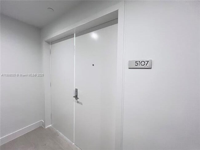 Building Photo - 700 NE 24th St