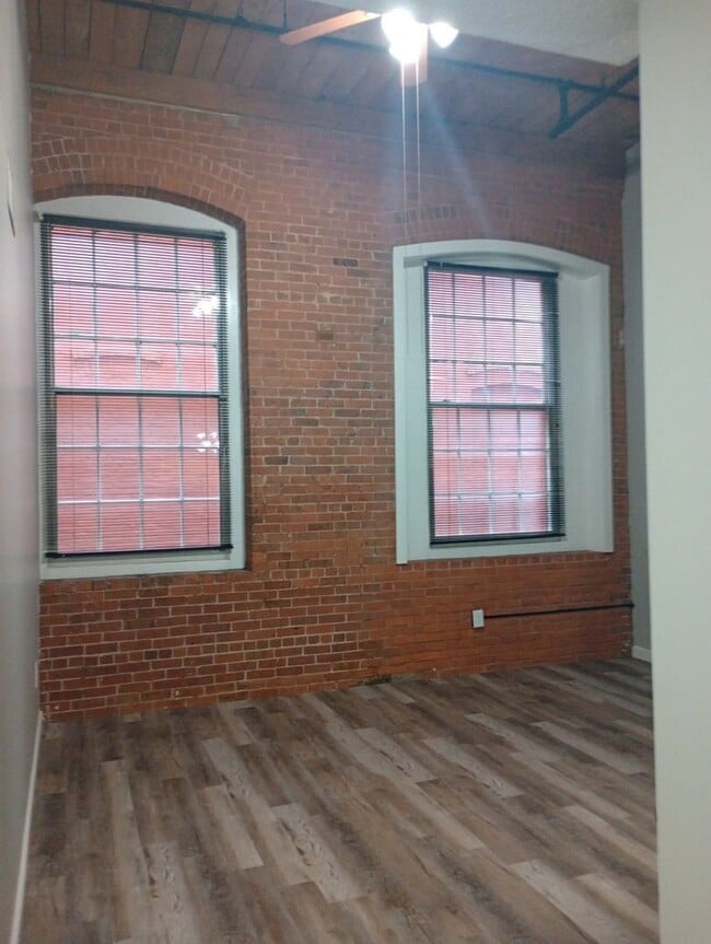 Building Photo - 2 N Main St