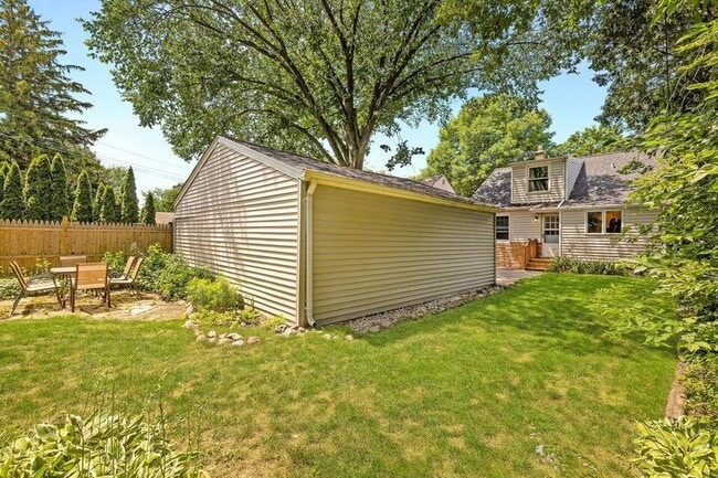 Building Photo - 5160 N Bay Ridge Ave