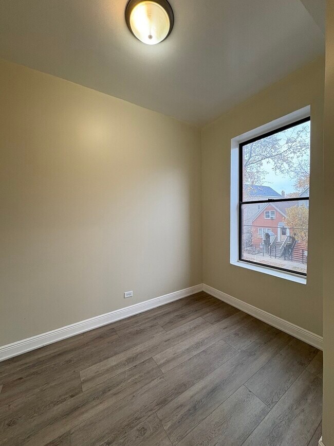 Building Photo - 1628 N Kimball Ave