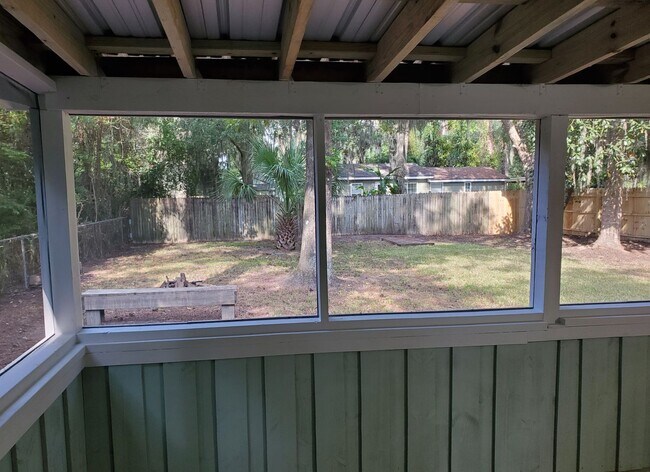 Building Photo - **Newly remodeled kitchen **  2 bedroom, 2bath Isle of Hope home with fenced in backyard and scre...