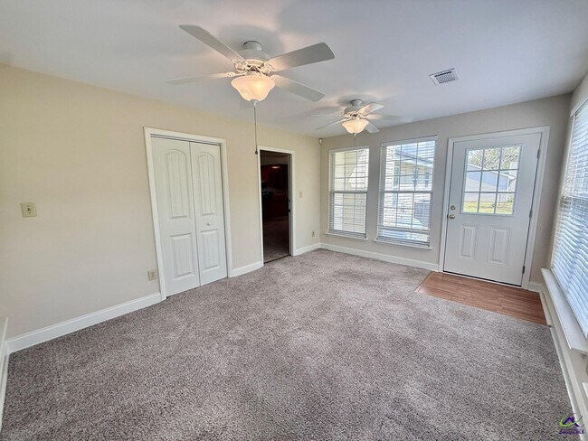 Building Photo - 104 Water Dr