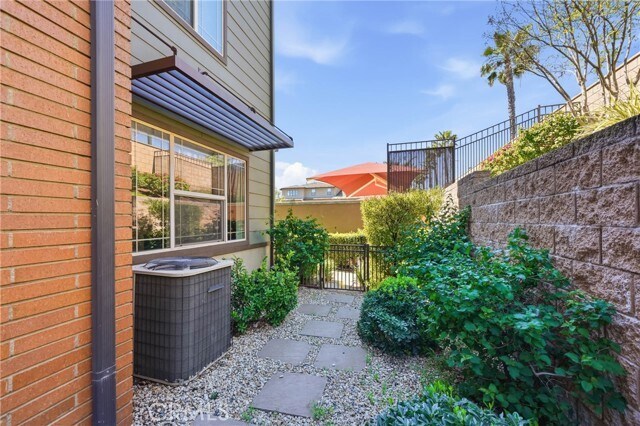 Building Photo - 12422 Benton Dr