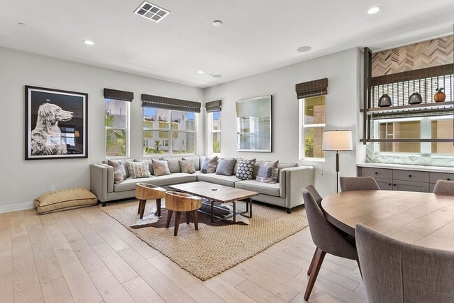 Building Photo - FURNISHED MODEL TOWNHOME IN HOA COMMUNITY