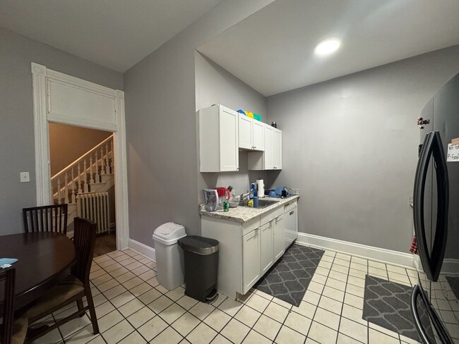 Building Photo - 7 bedroom/ 3bath Mins. from UC + Med Campu...