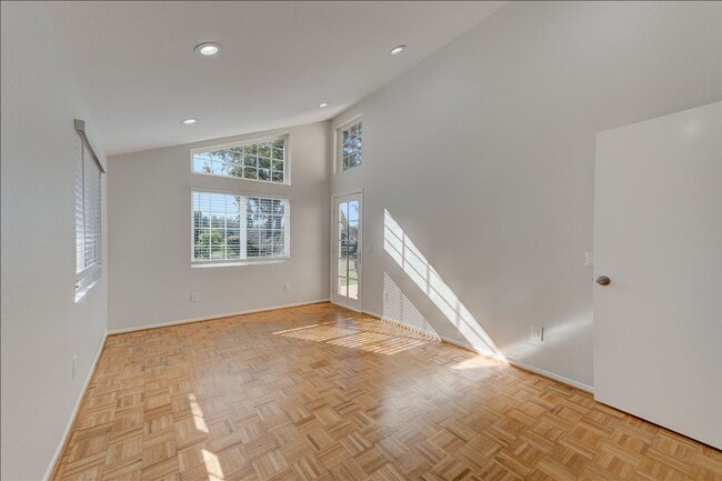 Building Photo - 407 Village Center Dr