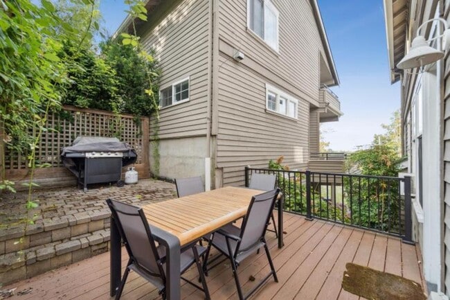 Building Photo - 3 bedroom in Seattle WA 98112