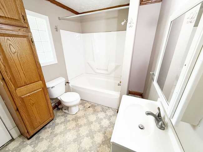 Building Photo - 3 BED 1 BATH BEAUTIFUL SINGLE FAMILY HOME ...