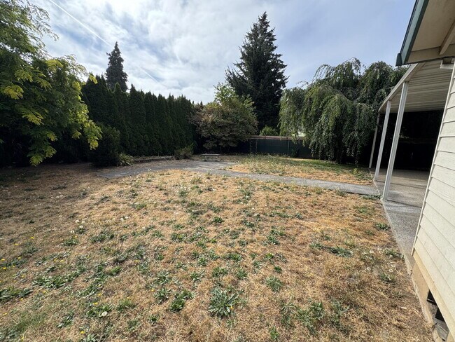 Building Photo - Ranch-Style, Milwaukie Home, Large Fenced Yard, Boat or Toy Storage, Gardeners Welcome