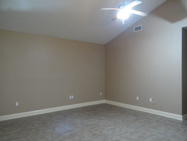 Building Photo - Beautiful Home for Lease in Maple Leaf Sub...