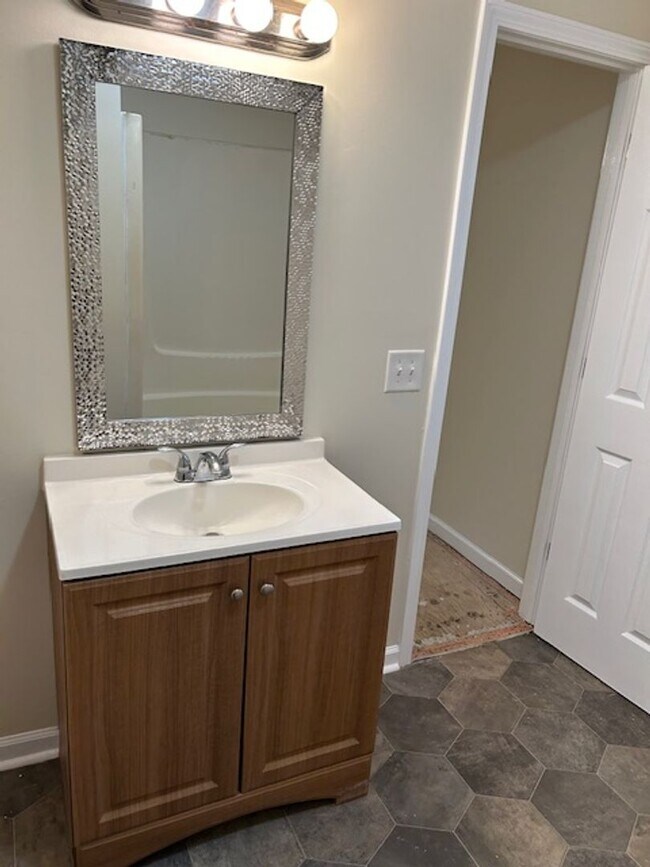 Building Photo - 75 Red Oak Dr