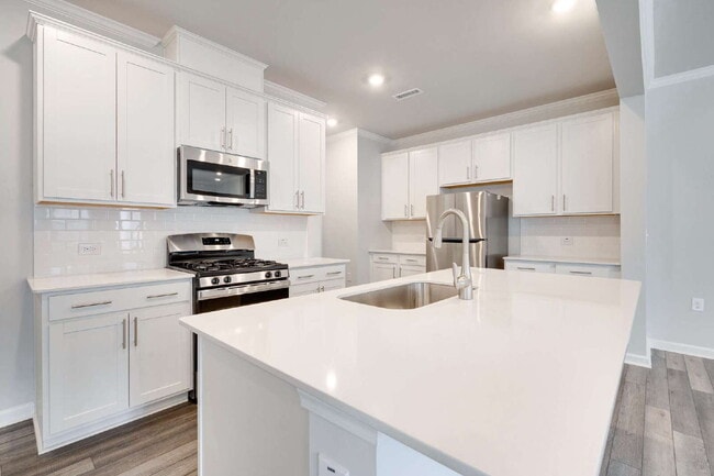 Building Photo - End-unit 3 bedroom townhome with Screened Porch!