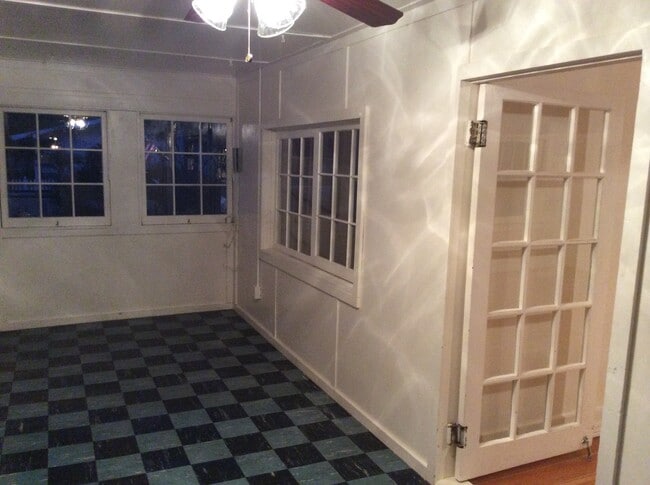 Building Photo - Cute Downtown House!