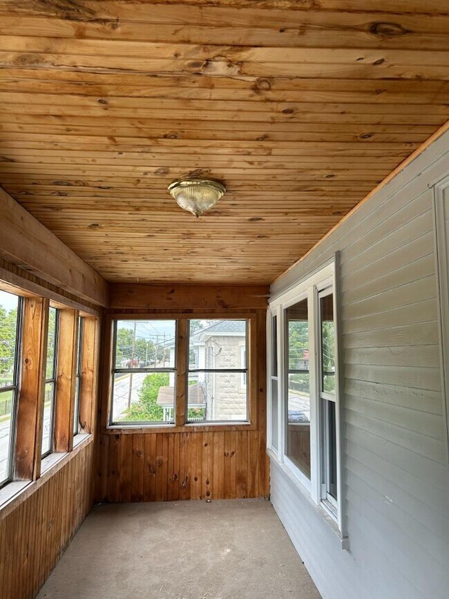 Building Photo - 130 Kinsley St