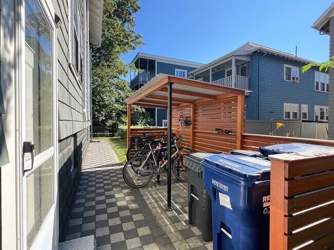 Building Photo - 110 Vassal Ln