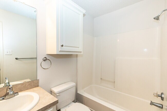 Building Photo - 2 Bedroom 2 Bathroom Duplex