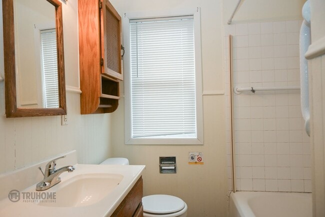 Building Photo - Large 6 Bedroom Home for Rent! Great Location on University!