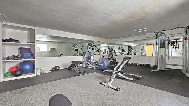 Building Photo - 2211 Ala Wai Blvd