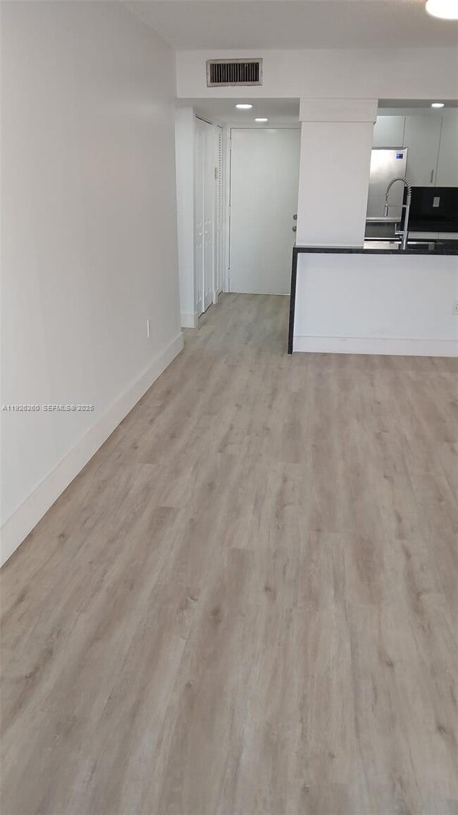 Building Photo - 9682 Fontainebleau Blvd