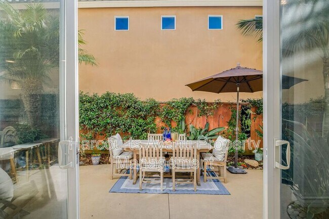 Building Photo - 409 N Cedros Ave