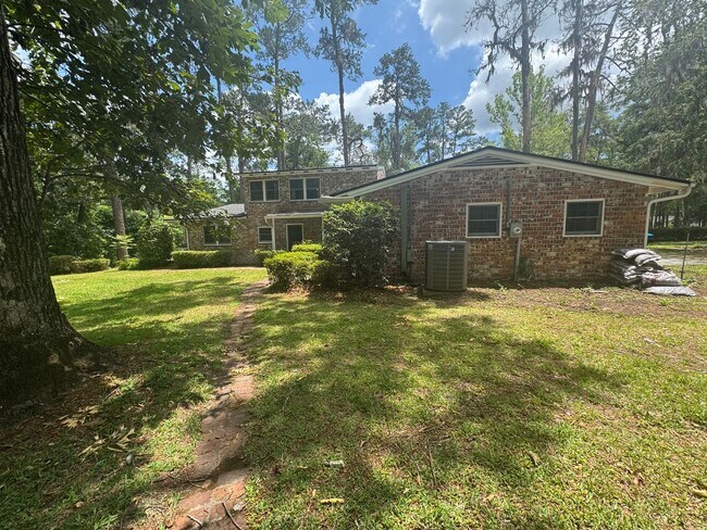 Building Photo - Stunning 4-Bedroom, 3-Bathroom Home with A...