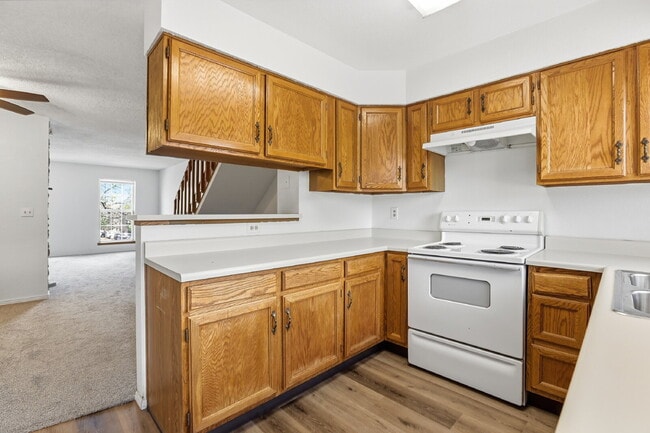 Building Photo - $2,045.95 - 2 Bed, 1.5 Bath Townhome in Centennial with Pool Access