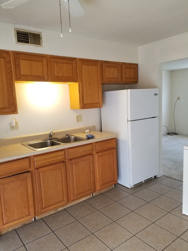 Building Photo - 718 Demaret Dr