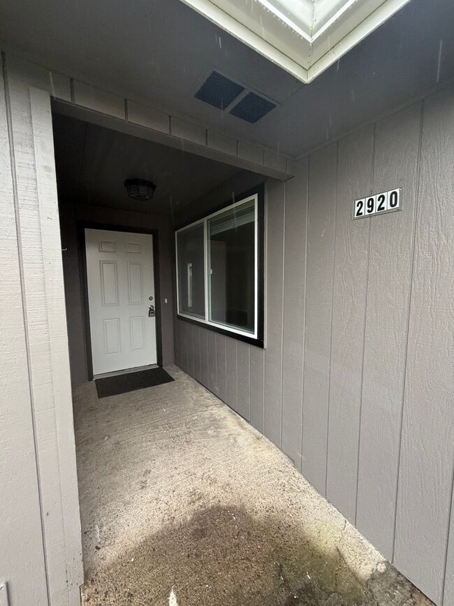 Building Photo - Large Updated 2 Bedroom with New Appliances!