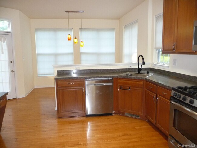 Building Photo - 220 Roosevelt Dr