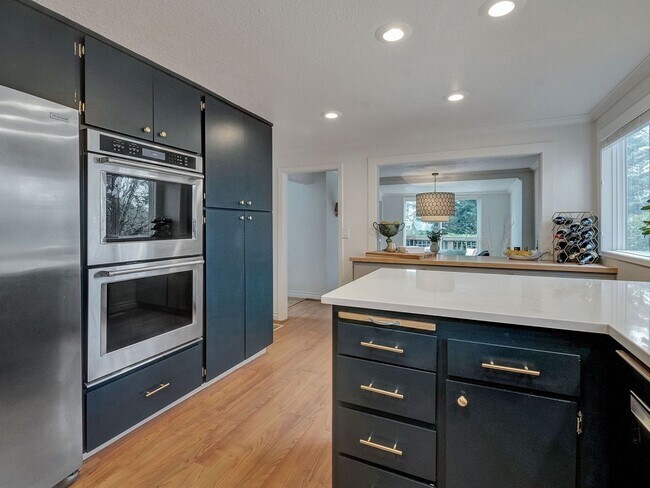 Building Photo - Chic Urban Oasis in Hillsdale