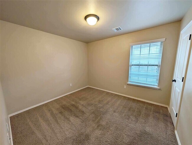Building Photo - 621 Apple Tree Ln