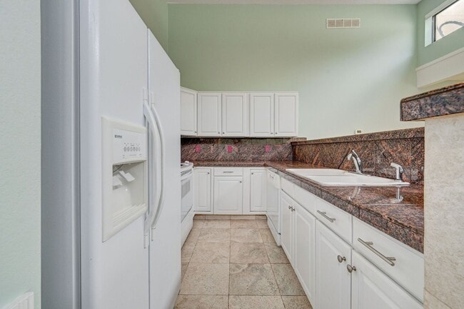 Building Photo - Beautiful downtown Penthouse. 1 bed/1 bath