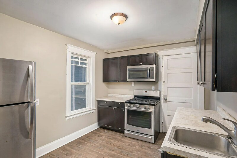 Building Photo - 823 Oakland Dr