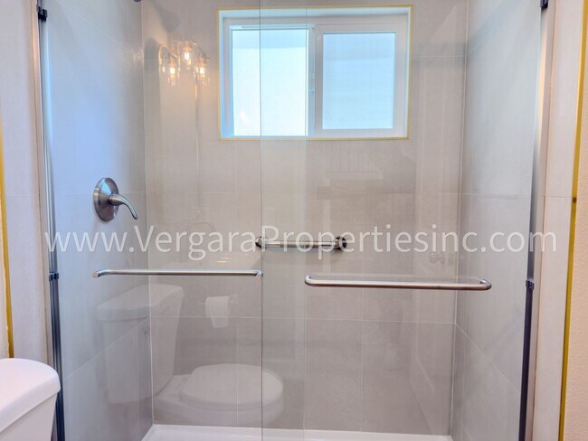 Building Photo - 1136 Gian Dr