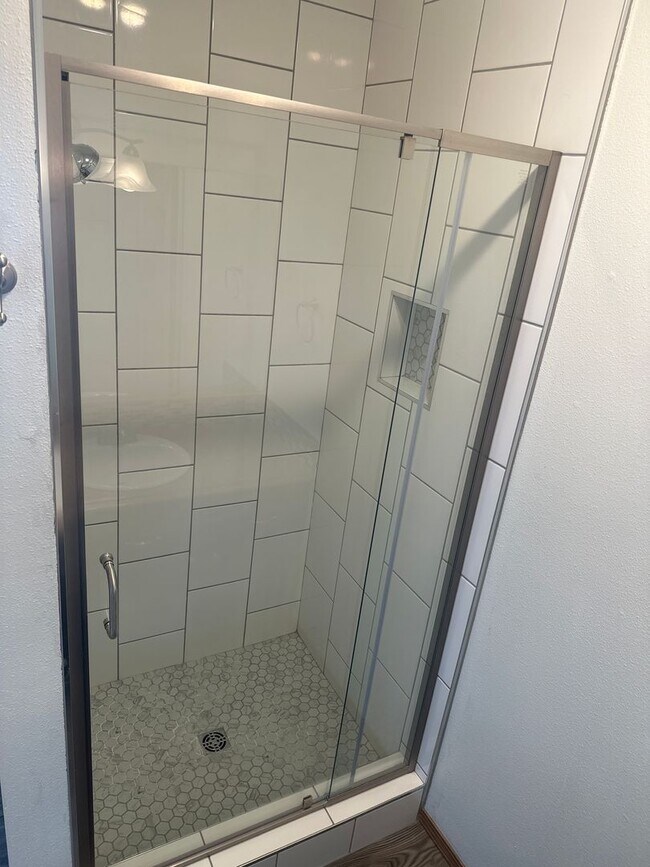 Building Photo - Tranquil & delightful 3-bedroom, 2-bathroo...