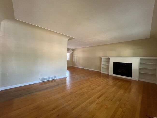 Building Photo - Charming 4BED/2 BATH Brick Ranch Home in L...