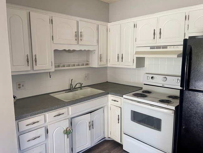 Building Photo - Fresh & Updated 1/2 Duplex
