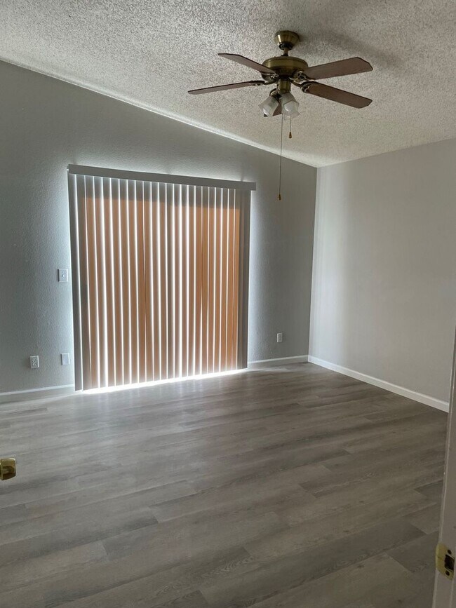 Building Photo - 2 bedroom 2 bath house near Desert Shores/ Available 4/1/2026