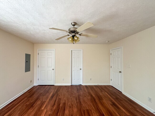 Building Photo - 3 Bed 2 Bath Home with Fenced Backyard