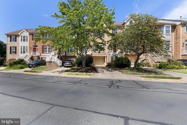 Building Photo - 5142 Woodford Dr