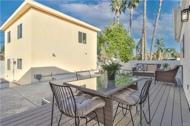 Building Photo - Modern 3-Bed/3-Bath Townhome