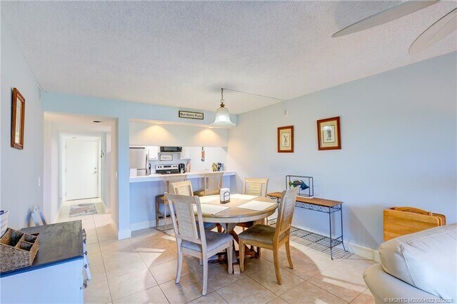 Building Photo - 40 NE Plantation Rd