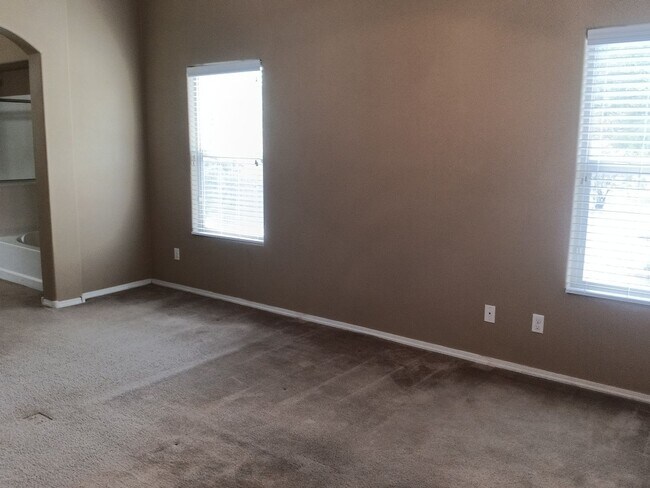 Building Photo - 4 Bedroom, 2 Bathroom! Lovely Home!