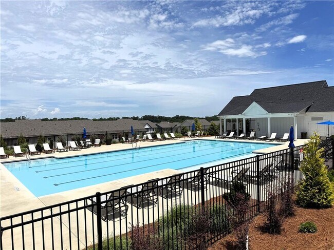 Building Photo - 690 Avignon Blvd