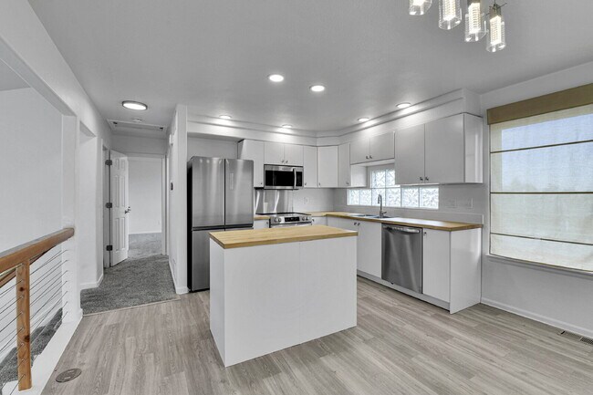 Building Photo - $2,795, 3-bed, 2-bath, located in Denver.
